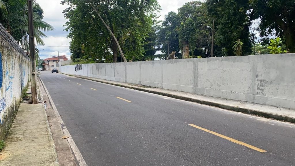 Recuperação do muro lateral do cemitério São Jorge, no bairro da Marambaia.