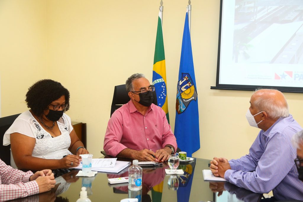 Prefeito Edmilson Rodrigues debate com coordenador do NGTM, Eduardo Ribeiro, a elaboração de convênio de integração do BRT