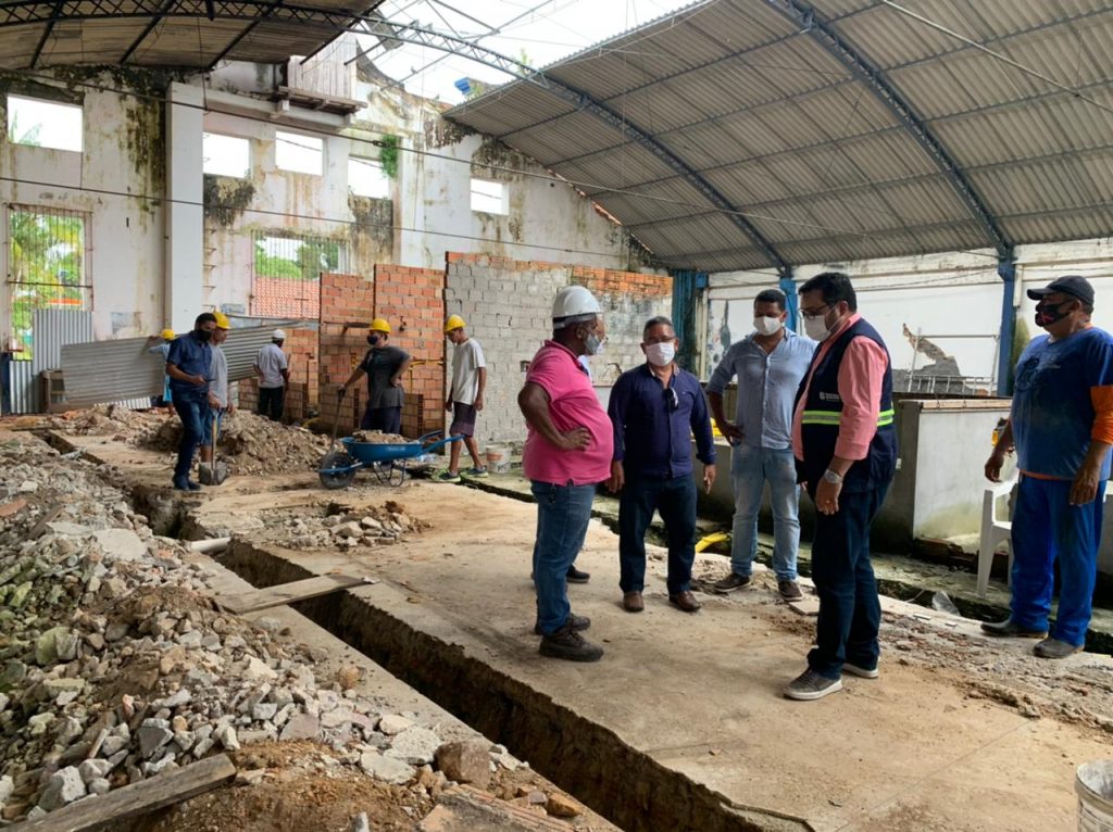 As obras do mercado foram visitadas na última terça-feira, 6, por uma comitiva técnica liderada pelo secretário de Urbanismo (Seurb), Deivison Alves, os diretores dos departamentos de iluminação pública, obras civis, planejamento urbano e assessores.