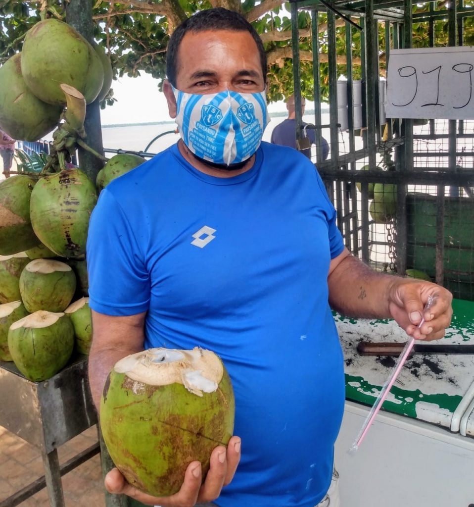 Jorge Valdeci dos Santos, vendedor de água de coco há 32 anos na orla de Icoaraci, comemora a reforma do espaço e melhorias para o turismo no local.
