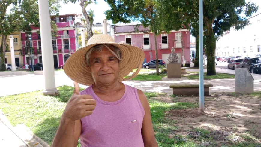 Seu Manoel Gomes, de 67 anos, mora há 33 anos na Cidade Velha, e há mais de dez, trabalha vendendo lanches na praça. “O que o prefeito fez aqui foi muito bom", garante.
