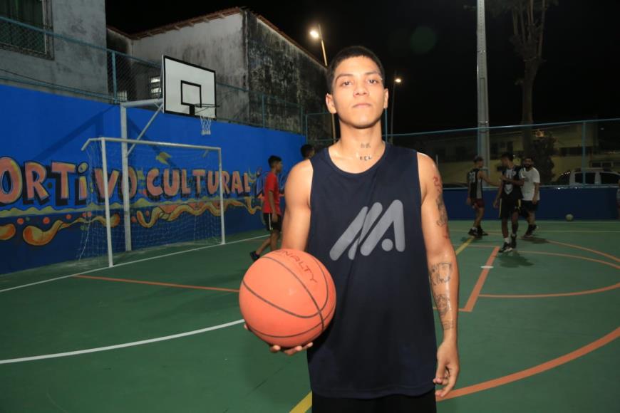 Wagner Kauã Ferreira, 18 anos, aproveita para jogar basquete na nova praça construída pela Prefeitura de Belém, decidida durante as plenárias do Tá Selado no bairro da Cidade Velha.