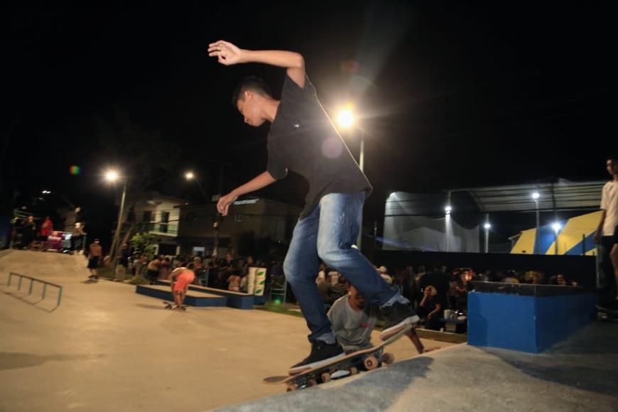 O complexo cultural e esportivo também disponibiliza uma moderna pista de skate para a juventude do bairro.
