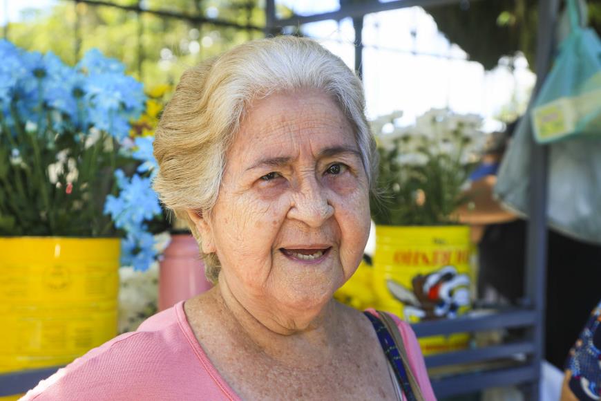 A aposentada Cecilia Reis aproveitou a movimentação do cemitério Santa Izabel para prestar homenagem à mãe.