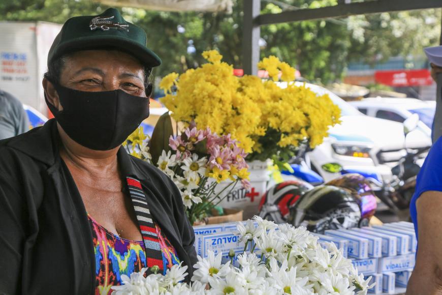 A florista Solange da Silva espera boas vendas neste final de semana do Dia das Mães.