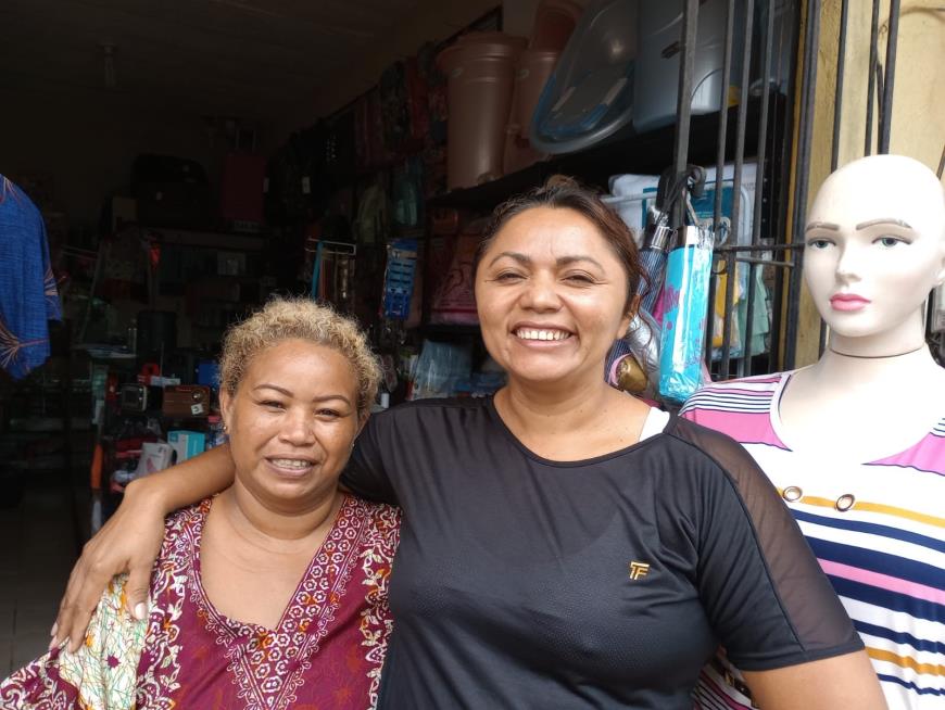 Edileuza Párrio, mora há 20 anos na comunidade Rui Barata, tem uma loja de roupas e se diz mais tranquila e segura com a nova iluminação.