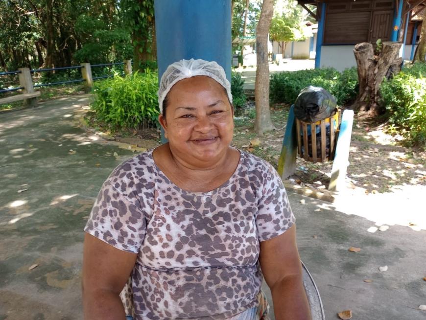 A doceira Luciléia Souza trabalha há 23 anos na pracinha do trapiche em Cotijuba e está ansiosa pelo veraneio com as melhorias no acesso à ilha.