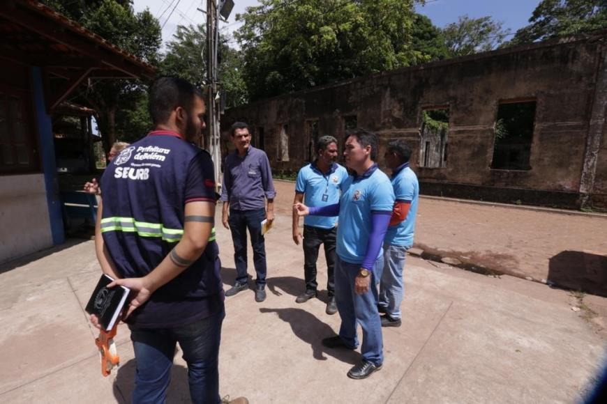 Agente distrital de Outeiro, Maikken Souza, conversa com representante da Seurb sobre melhorias na ilha de Cotijuba para o veraneio.