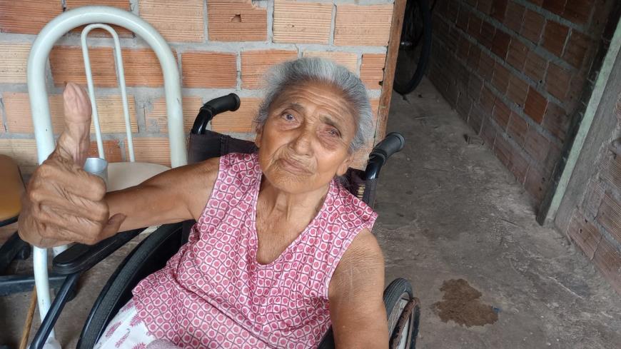 “Agora tá uma beleza. Eu pensei que fosse morrer sem poder ver as crianças brincarem a noitinha na frente de casa. Que beleza, agora de noite é tudo muito bem iluminado” diz dona Santana dos Santos Bentes, de 81 anos.