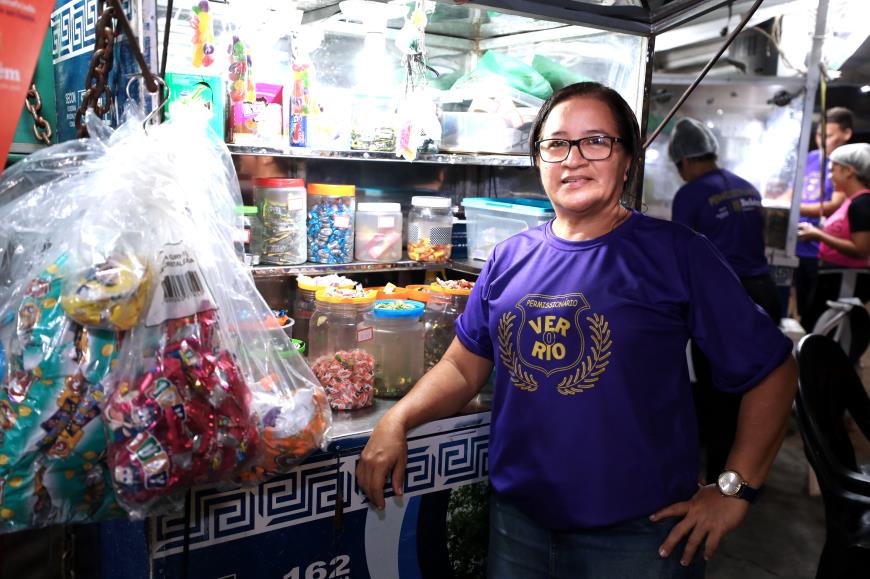 Geralda Monteiro, vende bombons no Ver-o-Rio e é uma das beneficiárias com o crédito do Banco do Povo para ampliar suas vendas.