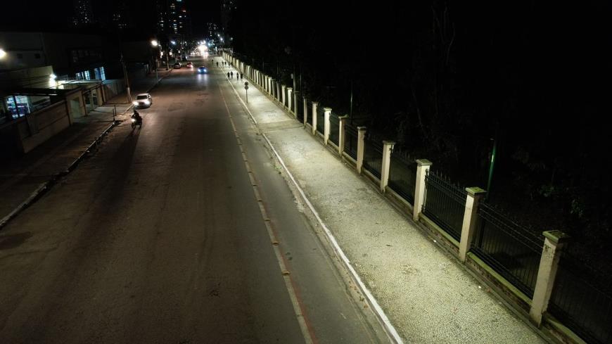 No entorno do Bosque Rodrigues Alves foram substituídos os 115 pontos de iluminação de antigas luminárias de lâmpadas de vapor metálico por luminárias de LED.