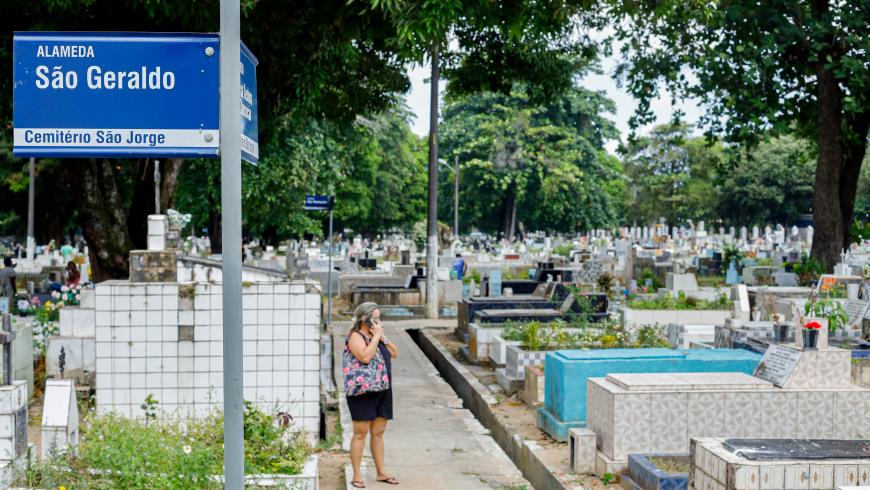 No cemitério São Jorge, na Marambaia, houve visitação antecipada de quem deseja fazer a homenagem do Dia dos Pais.