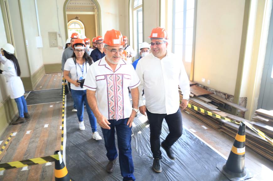 Prefeito Edmilson Rodrigues, secretário de Urbanismo, Deivison Alves e equipe de técnicos municipais visitam as obras de restauração do Palácio Antônio Lemos.