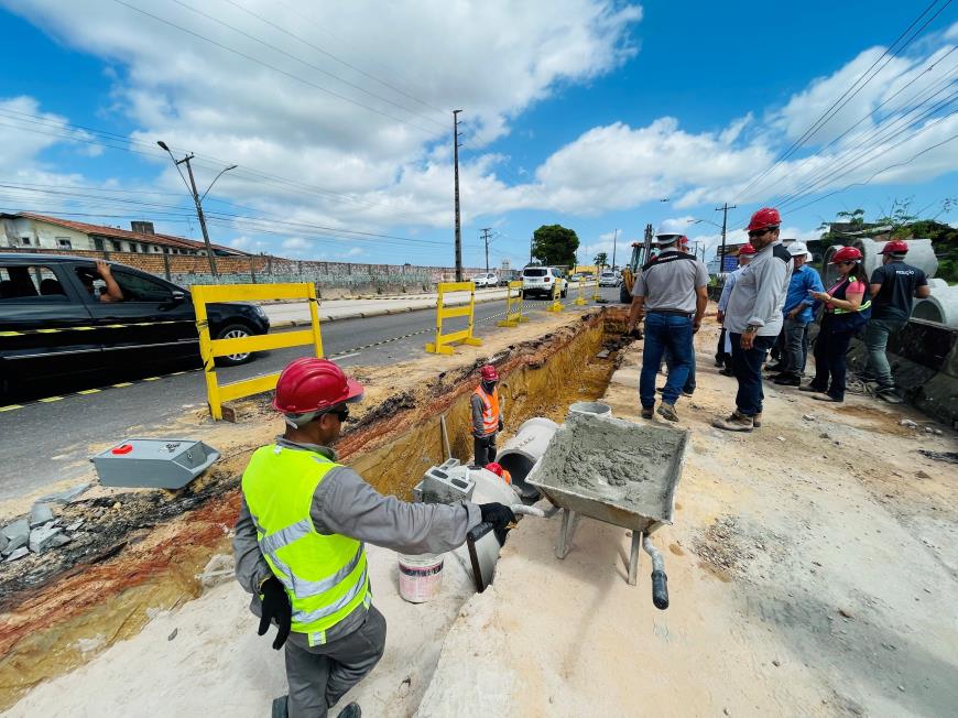 A obra começou com uma drenagem pelo trecho do terminal de Maracacuera, na entrada de Outeiro e vai seguir avançando.