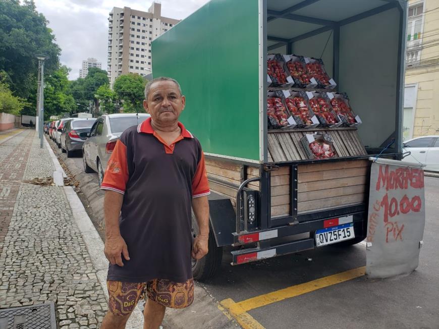 Jerson Rodrigues trabalha em uma banca de frutas há mais de 20 anos na esquina do Museu e espera que não haja mais furtos de cabos na área.
