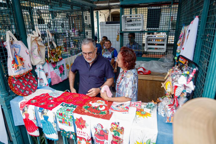 O prefeito Edmilson Rodrigues visitou os mais de trinta setores do compleo, ouvindo reivindicações como das artesãs que comercializam no local.
