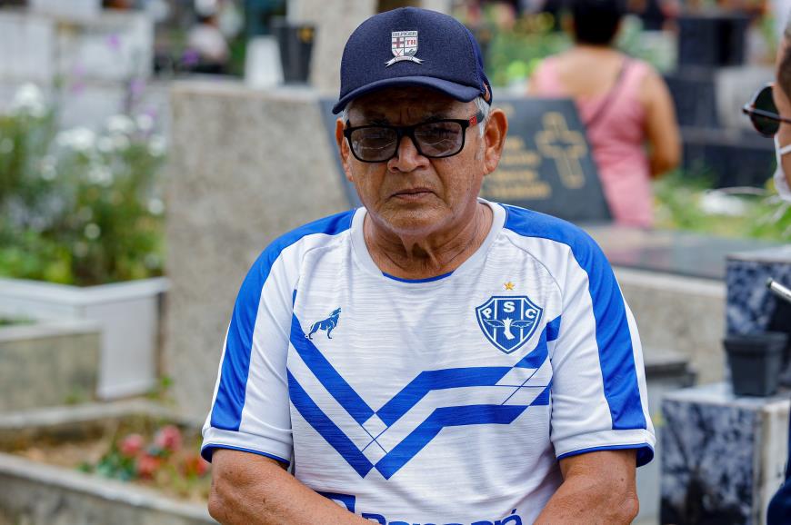 Francisco Barros, aposentado, foi homenagear pessoas que "continuam em meu coração, mas que não vejo mais".
