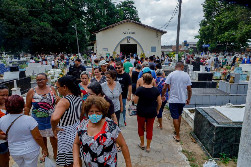 O Cemitério São Jorge também registrou movimentação maior do que no Dia de Finados do ano passado.