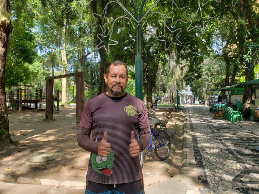 O vendedor Carlos Sampaio, trabalha na Praça Batista Campos, gostou da decoração do local e diz que a iluminação decorativa beneficiam as vendas no local.