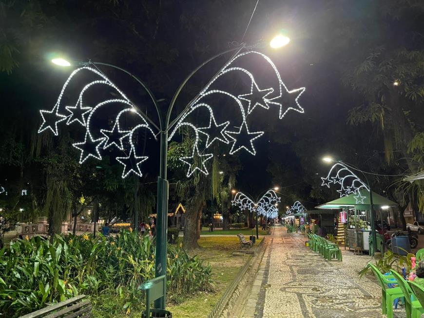 Decoração na Praça Batista Campos com iluminação especial para festas de fim de ano.