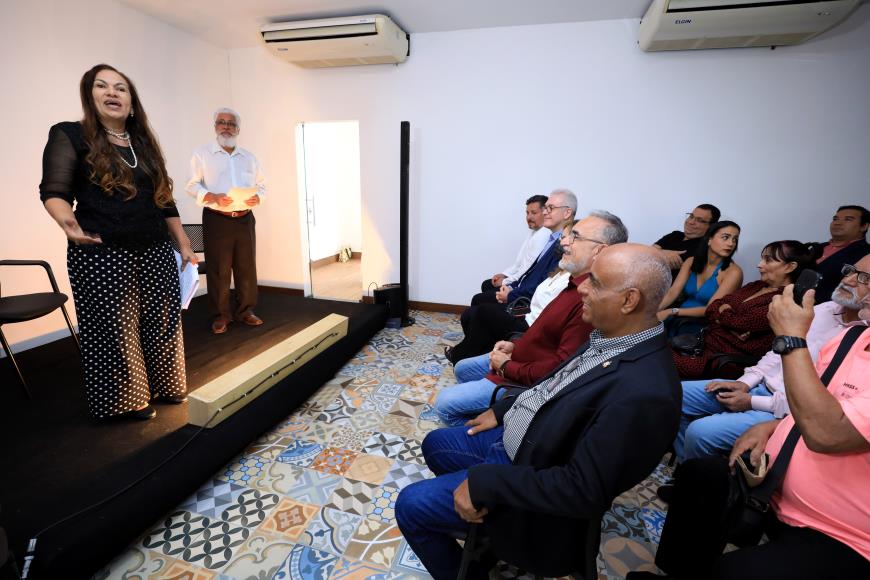 Atriz Ângela do Céo encena trecho da peça inédita deixada pelo dramaturgo paraense Nazareno Tourinho, falecido em 2018.