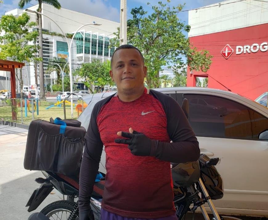 O mototaxista e entregador Celso Rocha trabalha na esquina da praça e utiliza a rede todos os dias.