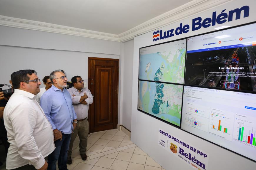 Prefeito de Belém, Edmilson Rodrigues e o secretário de Urbanismo, Deivison Alves em visita ao Centro de Controle Operacional da empresa Luz de Belém.