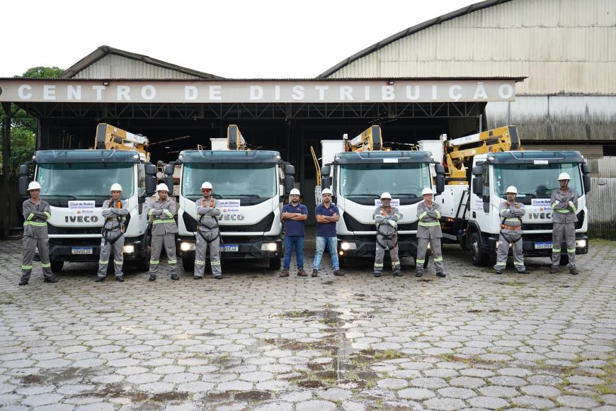 Departamento de iluminação pública da Seurb ganhou o reforço de mais quatro caminhões e doze profissionais vindos do Rio de Janeiro para a troca de experiências e aprendizado.