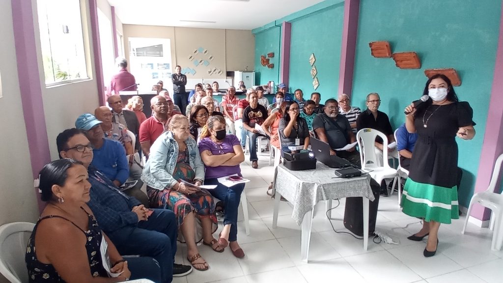 Servidores municipais assistem atentamente à apresentação da presidente do IPMB, Edna D'Araújo.