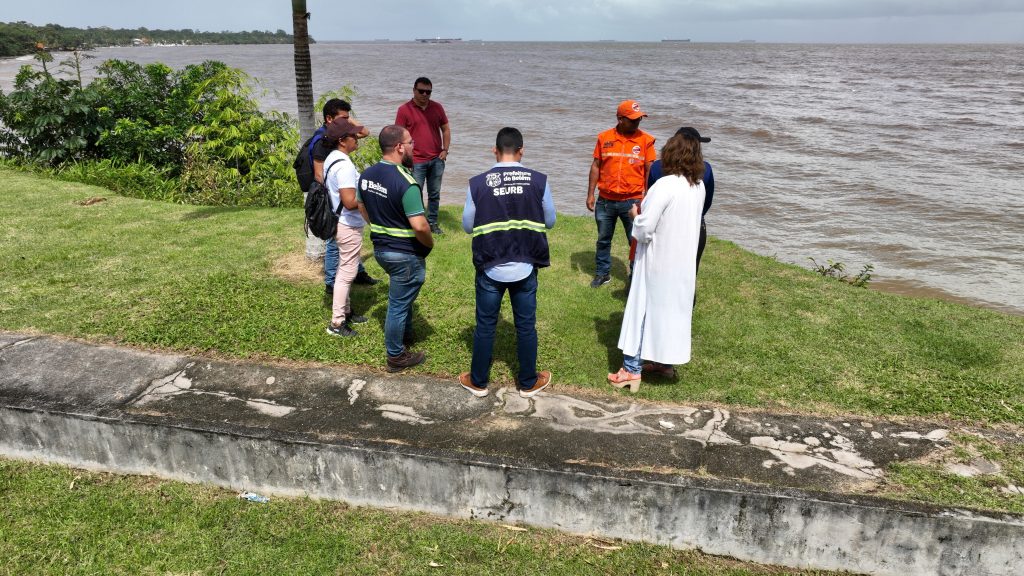 Técnicos vistoriam as áreas que sofrem erosão causada pelas fortes chuvas e marés altas, especialmente neste período de inverno amazônico