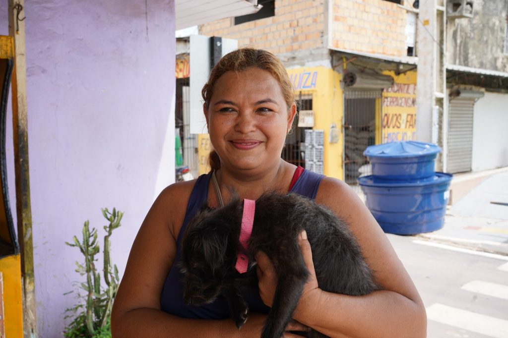 A auxiliar de cozinha Kátia Fonseca, com a sua cachorrinha Lucena ao colo, conta que a iluminação precária trazia vários riscos para os moradores