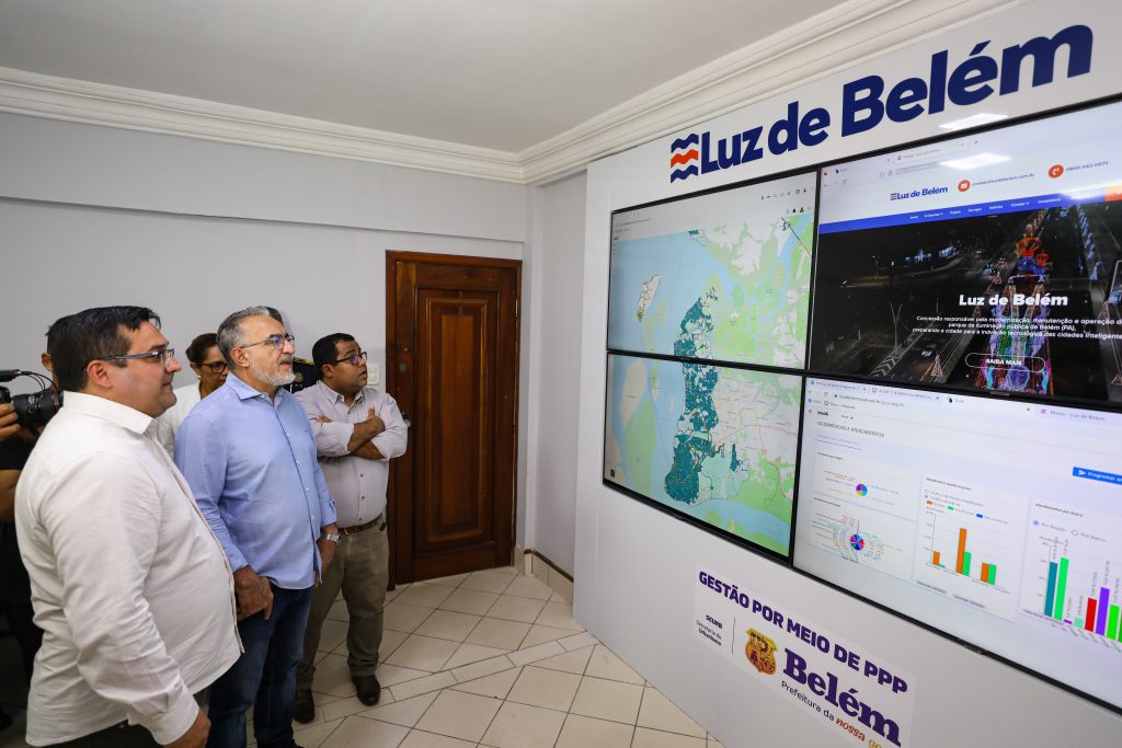 Prefeito de Belém, Edmilson Rodrigues, e o secretário de Urbanismo, Deivison Alves, em visita ao Centro de Controle Operacional da empresa Luz de Belém: modernização.