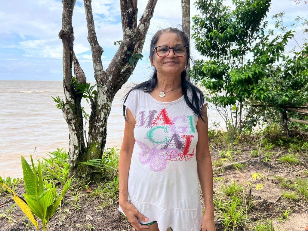 A dona de casa Andréa Lopes está na área há 12 anos e contou à comissão que as águas já “engoliram” mais de um metro do continente