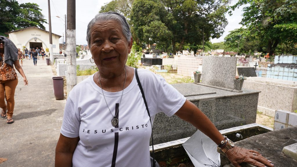 Oflena Maria visita regularmente o cemitério São Jorge, no bairro da Marambaia, e aprovou os serviços realizados pela Prefeitura no local.