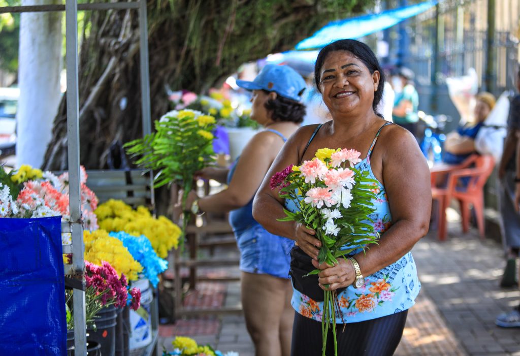 Trabalhando há 30 anos em frente ao cemitério Santa Izabel, a vendedora de flores Rosália Paixão, de 58 anos, já vendeu todos os arranjos de flores apenas no sábado.
