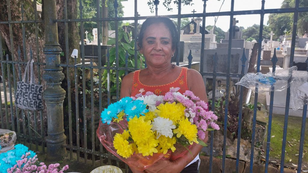 Dinair Miranda vende flores em frente ao Cemitério Santa Izabel, no Guamá, e está otimista quanto a boas vendas nos dias de visitação para homenagear as mães já falecidas.
