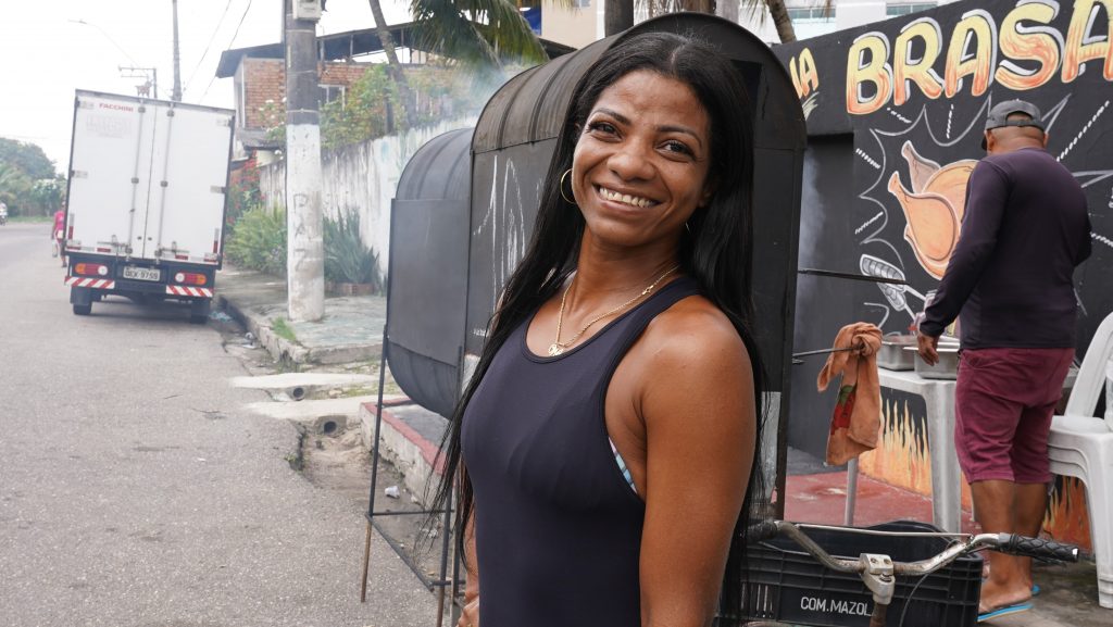 Valdirene Barbosa é moradora da rua Cesário Alvim há mais de trinta anos e declarou que "melhorou bastante o movimento do comércio, não tá mais tão perigoso como era antes, que era tudo escuro".