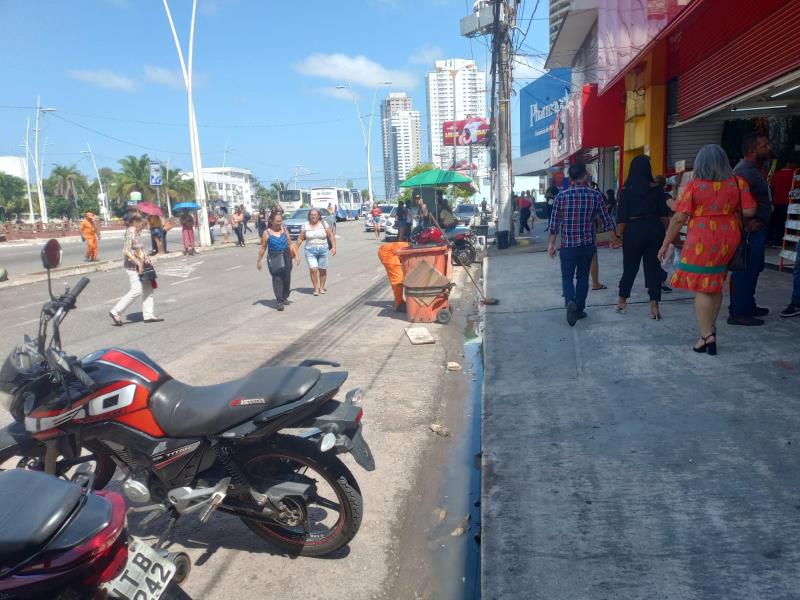 Cumprindo determinação do Ministério Público, a Organização Pública realiza ação para a saída de ambulantes da rua Bernal do Couto.