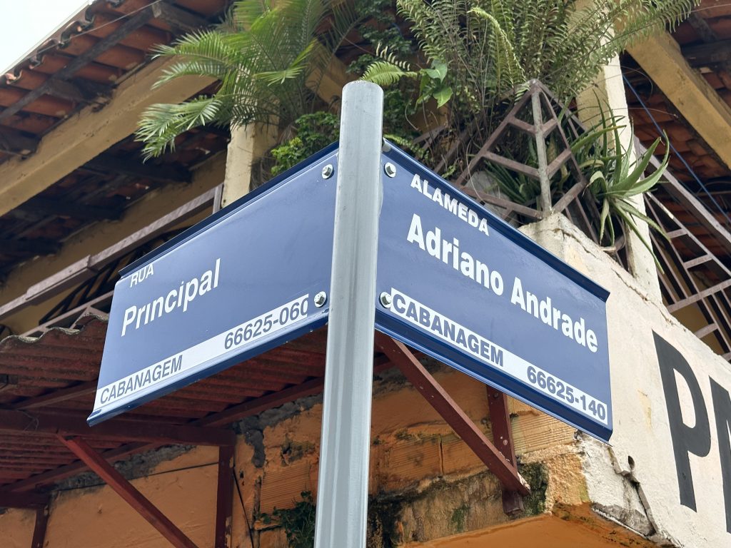 A Prefeitura de Belém está instalando 80 placas em 40 ruas do bairro da Cabanagem.