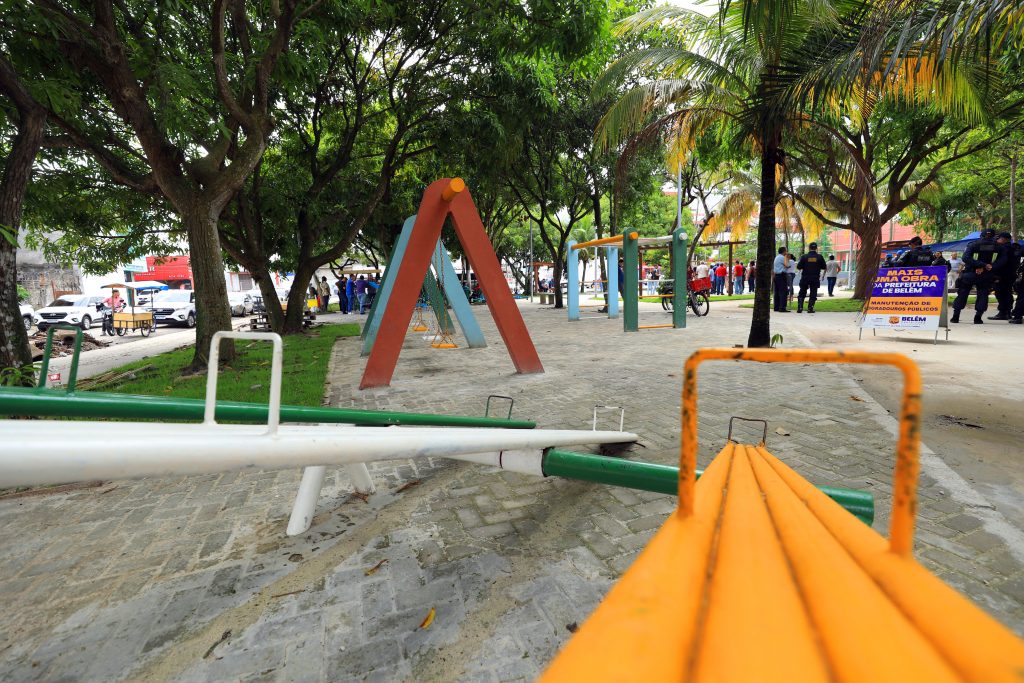 Projeto de reforma da Praça do Jaú foi discutido com os moradores e Cofis Fiscalização de Obras e Serviços, inclui a troca de equipamentos do parque infantil.