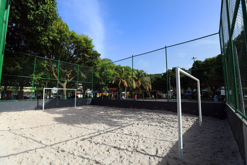 Investimentos na Praça do Jaú garantiram a construção de uma quadra de areia para o lazer e prática de esportes dos moradores da Sacramenta e bairros próximos.