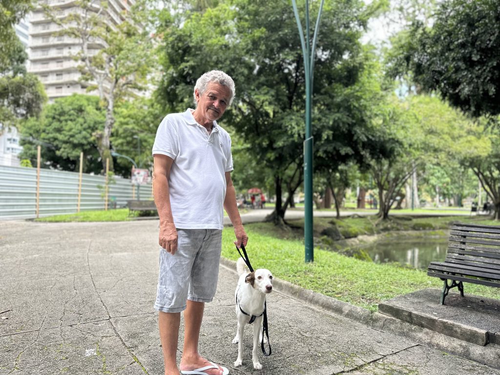 Felipe Moreira passeia diariamente com sua cadela Nina na praça Batista Campos e gostou de ver que a Prefeitura realiza a reforma e revitalização do espaço.
